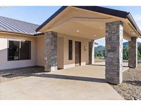 Exterior - 5996 Hayhurst Rd, Yoncalla, OR 97499 photo 3 of 9