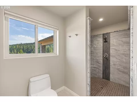 Bath - 5996 Hayhurst Rd, Yoncalla, OR 97499 photo 4 of 6