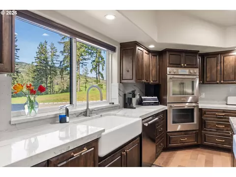 Kitchen - 5996 Hayhurst Rd, Yoncalla, OR 97499 photo 4 of 7