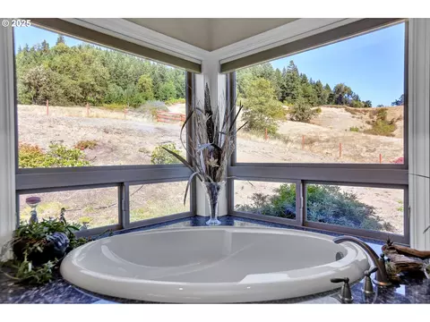 Bath - 485 Andrews Rd, Yoncalla, OR 97499 photo 3 of 6