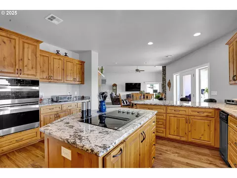 Kitchen - 485 Andrews Rd, Yoncalla, OR 97499 photo 2 of 5