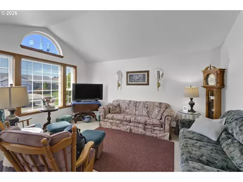 Living - 2362 Loch Dr, Springfield, OR 97477 photo 1 of 3
