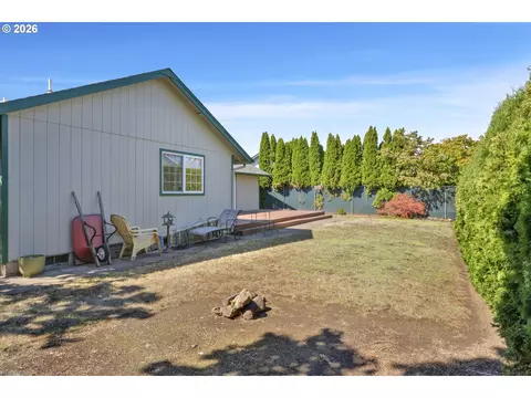 Exterior - 2362 Loch Dr, Springfield, OR 97477 photo 7 of 8