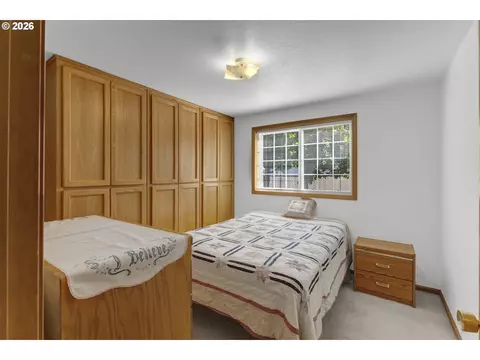 Bedroom - 2362 Loch Dr, Springfield, OR 97477 photo 3 of 7