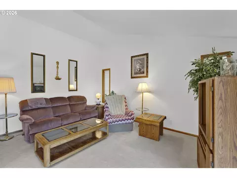 Living - 2362 Loch Dr, Springfield, OR 97477 photo 2 of 3