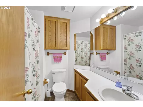Bath - 2362 Loch Dr, Springfield, OR 97477 photo 1 of 2