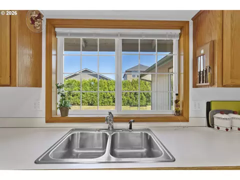 Kitchen - 2362 Loch Dr, Springfield, OR 97477 photo 4 of 5