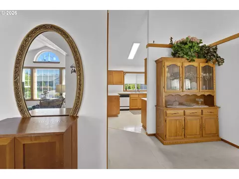 Entry Way - 2362 Loch Dr, Springfield, OR 97477 photo 2 of 2