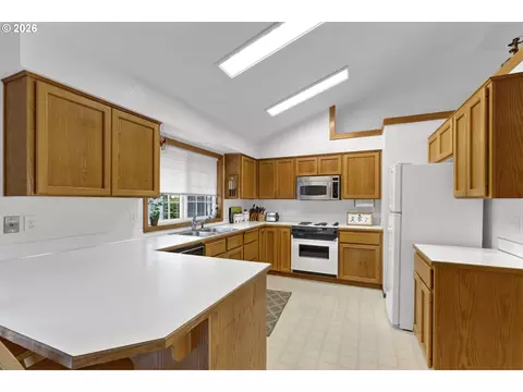 Kitchen - 2362 Loch Dr, Springfield, OR 97477 photo 2 of 5
