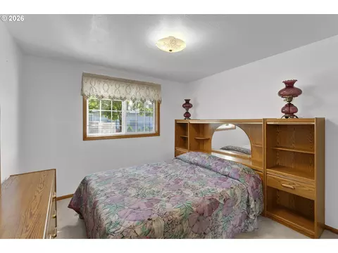 Bedroom - 2362 Loch Dr, Springfield, OR 97477 photo 1 of 7