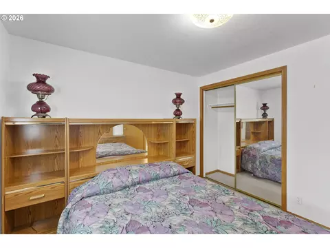 Bedroom - 2362 Loch Dr, Springfield, OR 97477 photo 2 of 7