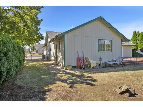 Exterior - 2362 Loch Dr, Springfield, OR 97477 photo 6 of 8
