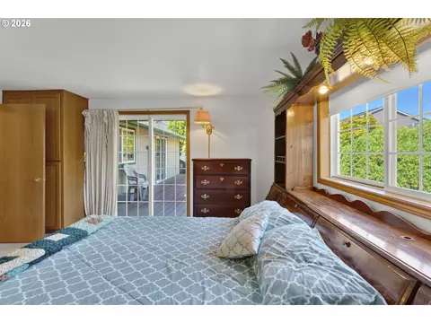 Bedroom - 2362 Loch Dr, Springfield, OR 97477 photo 6 of 7