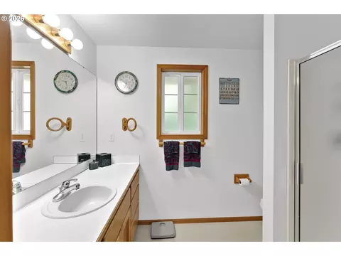 Bath - 2362 Loch Dr, Springfield, OR 97477 photo 2 of 2