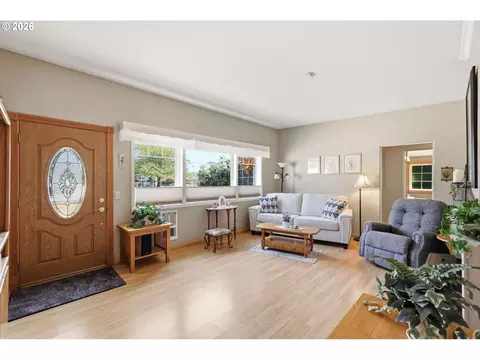 Entry Way - 2378 19th St, Springfield, OR 97477 photo 2 of 4