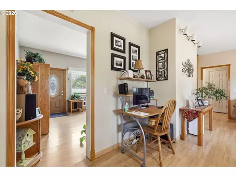 Entry Way - 2378 19th St, Springfield, OR 97477 photo 4 of 4