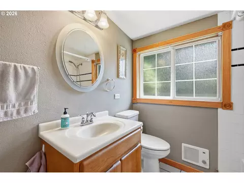 Bath - 2378 19th St, Springfield, OR 97477 photo 1 of 2