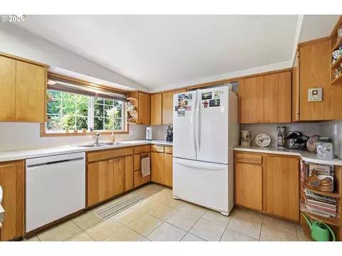 Kitchen - 2378 19th St, Springfield, OR 97477 photo 4 of 5