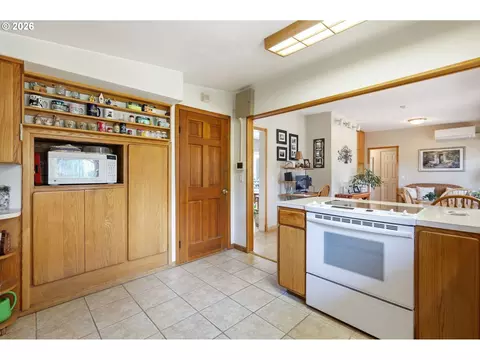 Kitchen - 2378 19th St, Springfield, OR 97477 photo 5 of 5