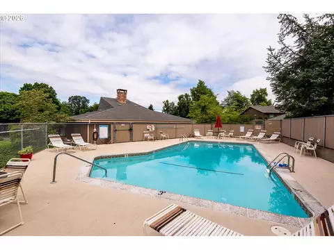 Exterior - 2295 Ridgeway Dr, Eugene, OR 97401 photo 9 of 10