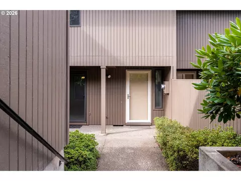 Exterior - 2295 Ridgeway Dr, Eugene, OR 97401 photo 2 of 10