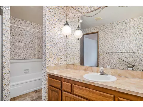 Bath - 2295 Ridgeway Dr, Eugene, OR 97401 photo 2 of 2