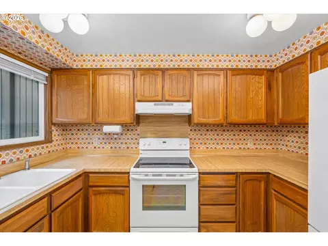 Kitchen - 2295 Ridgeway Dr, Eugene, OR 97401 photo 1 of 4
