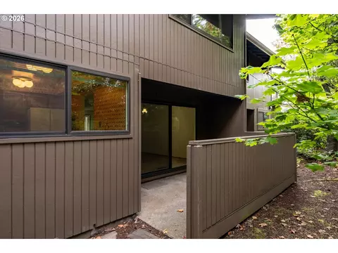 Exterior - 2295 Ridgeway Dr, Eugene, OR 97401 photo 8 of 10