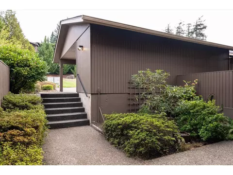 Exterior - 2295 Ridgeway Dr, Eugene, OR 97401 photo 4 of 10