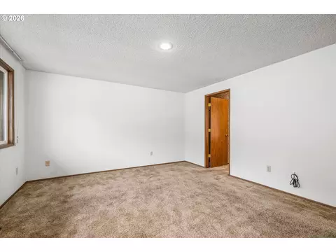 Bedroom - 2295 Ridgeway Dr, Eugene, OR 97401 photo 6 of 8