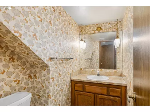 Bath - 2295 Ridgeway Dr, Eugene, OR 97401 photo 1 of 2