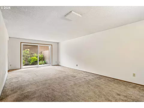 Living - 2295 Ridgeway Dr, Eugene, OR 97401 photo 5 of 5