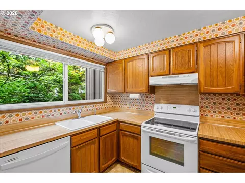 Kitchen - 2295 Ridgeway Dr, Eugene, OR 97401 photo 4 of 4