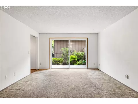 Living - 2295 Ridgeway Dr, Eugene, OR 97401 photo 3 of 5