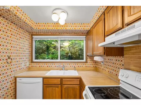 Kitchen - 2295 Ridgeway Dr, Eugene, OR 97401 photo 2 of 4