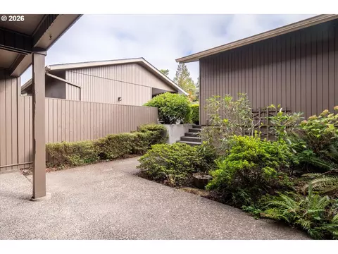 Exterior - 2295 Ridgeway Dr, Eugene, OR 97401 photo 3 of 10