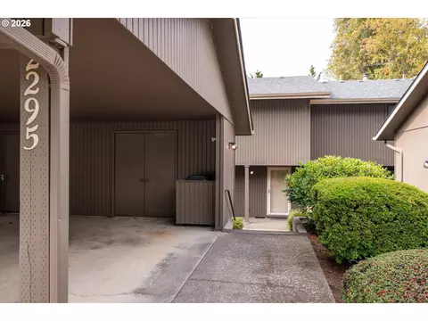 Exterior - 2295 Ridgeway Dr, Eugene, OR 97401 photo 5 of 10