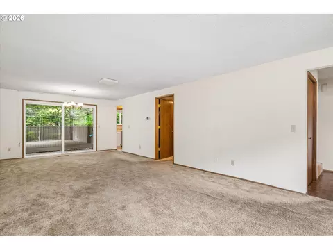 Living - 2295 Ridgeway Dr, Eugene, OR 97401 photo 2 of 5