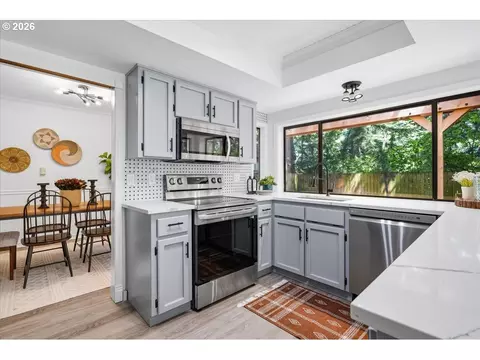 Kitchen - 1431 NW 19th St, Gresham, OR 97030 photo 3 of 7