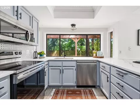 Kitchen - 1431 NW 19th St, Gresham, OR 97030 photo 2 of 7