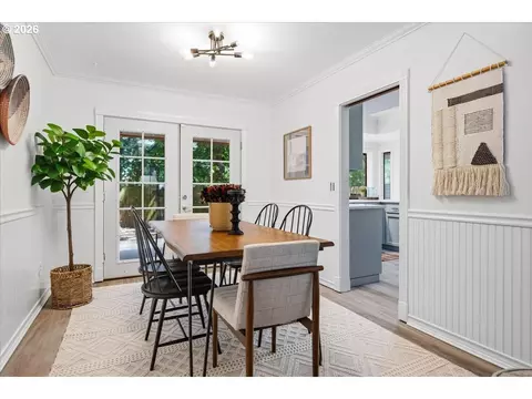 Dining - 1431 NW 19th St, Gresham, OR 97030 photo 2 of 3