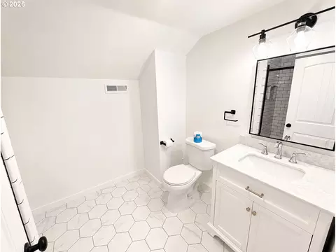 Bath - 4475 Cascade Dr, Eugene, OR 97402 photo 1 of 4