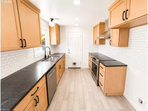Kitchen - 4475 Cascade Dr, Eugene, OR 97402 photo 3 of 4