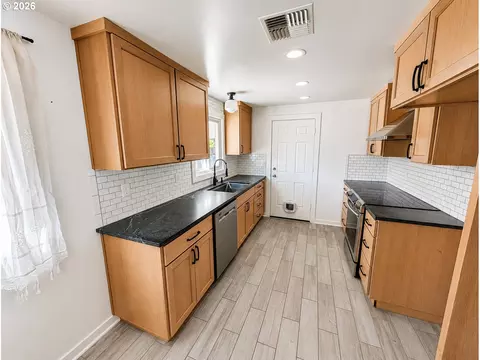 Kitchen - 4475 Cascade Dr, Eugene, OR 97402 photo 2 of 4