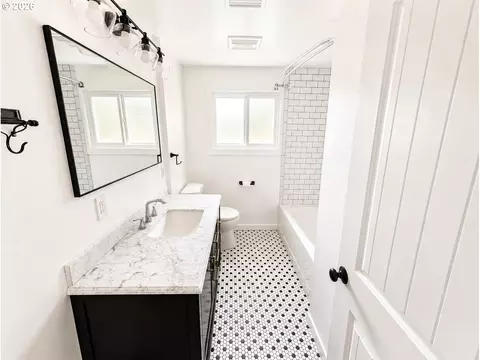 Bath - 4475 Cascade Dr, Eugene, OR 97402 photo 3 of 4