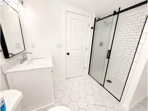 Bath - 4475 Cascade Dr, Eugene, OR 97402 photo 2 of 4