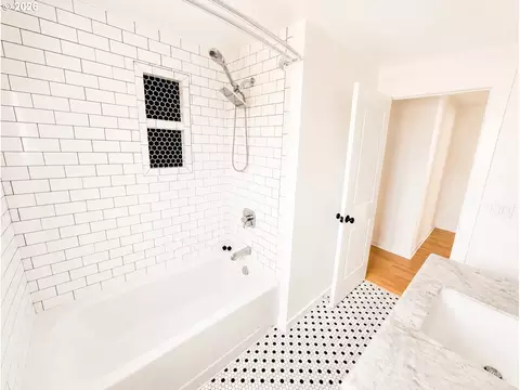 Bath - 4475 Cascade Dr, Eugene, OR 97402 photo 4 of 4