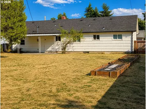 Exterior - 4475 Cascade Dr, Eugene, OR 97402 photo 4 of 5