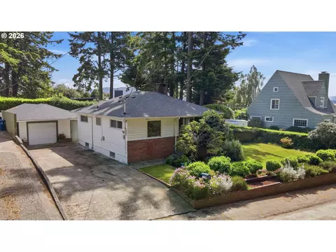 1313 Bayview St, North Bend, OR 97459