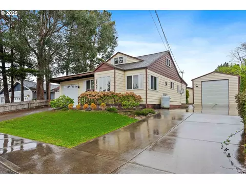 2243 17th St, North Bend, OR 97459